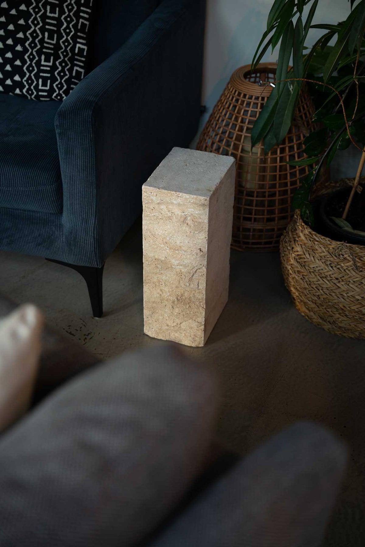 Tower Travertin-Block neben einem Sessel mit Pflanzen