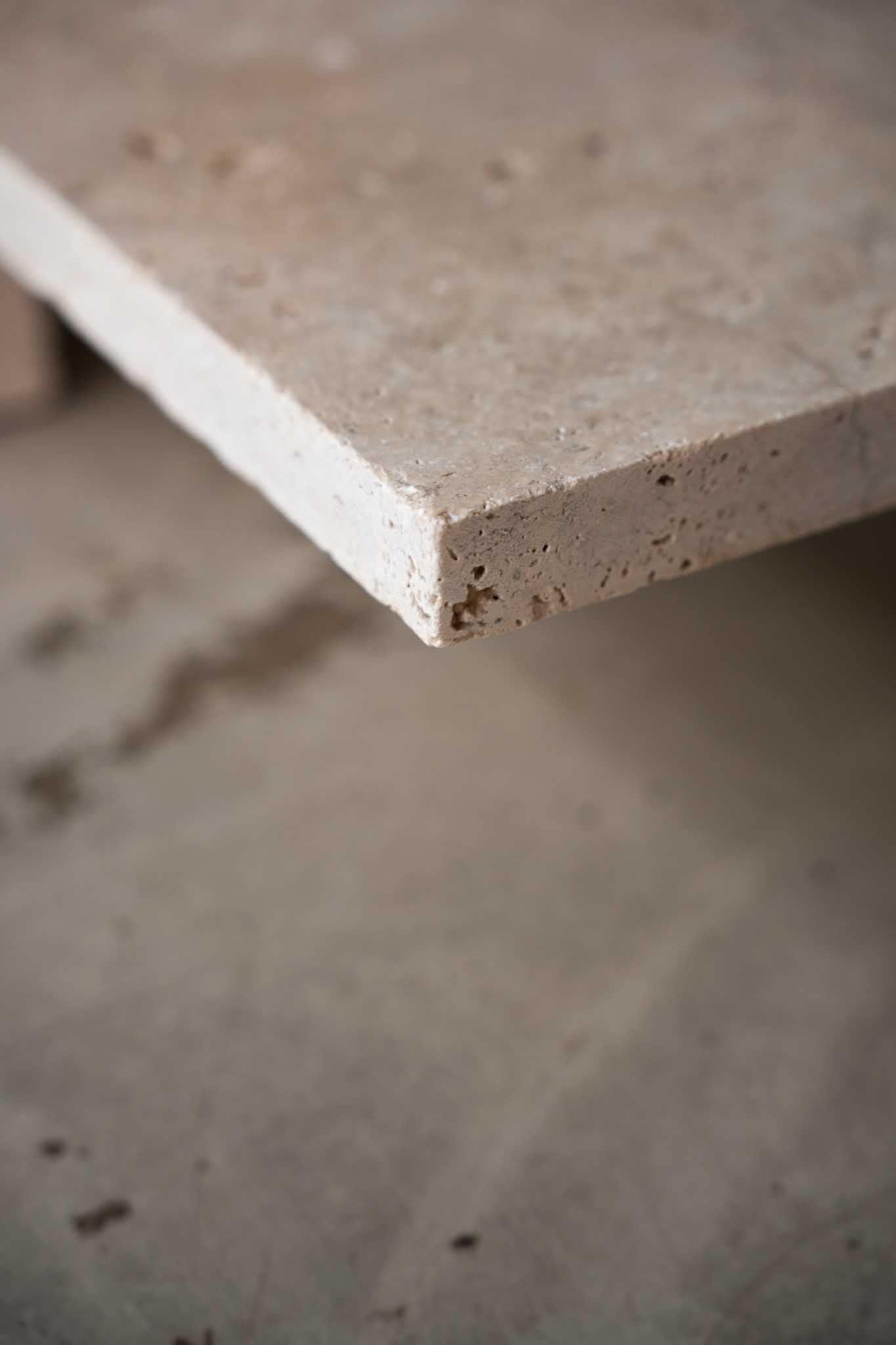 Kante des Sleek Couchtischs aus Travertin, Detailaufnahme