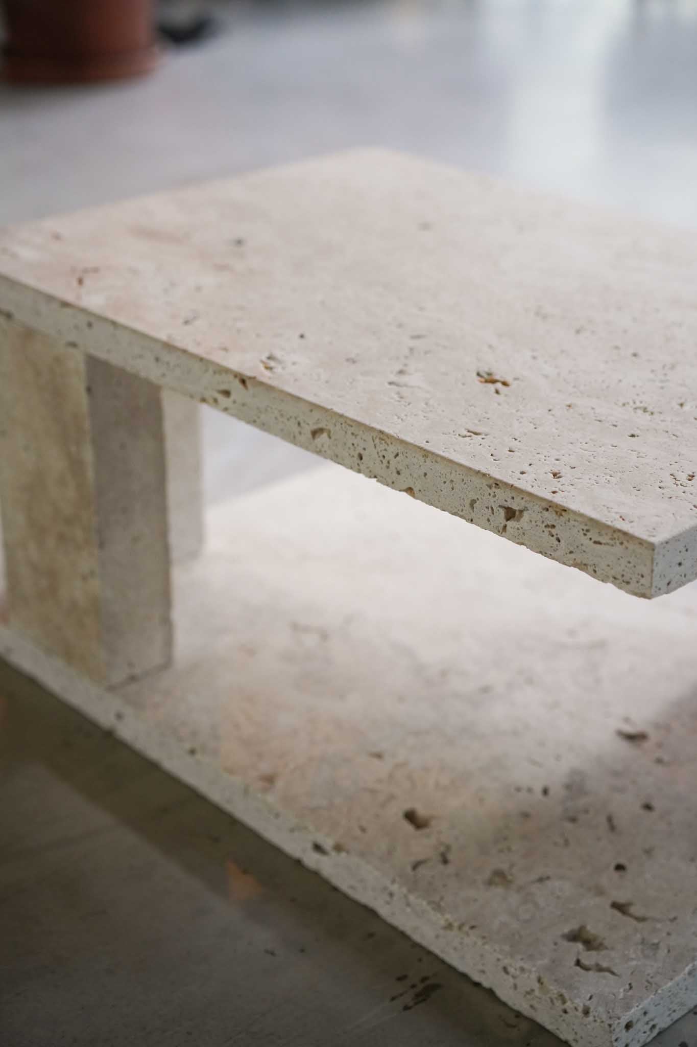 Platte und Steinblock des Bold Couchtischs, Detailaufnahme