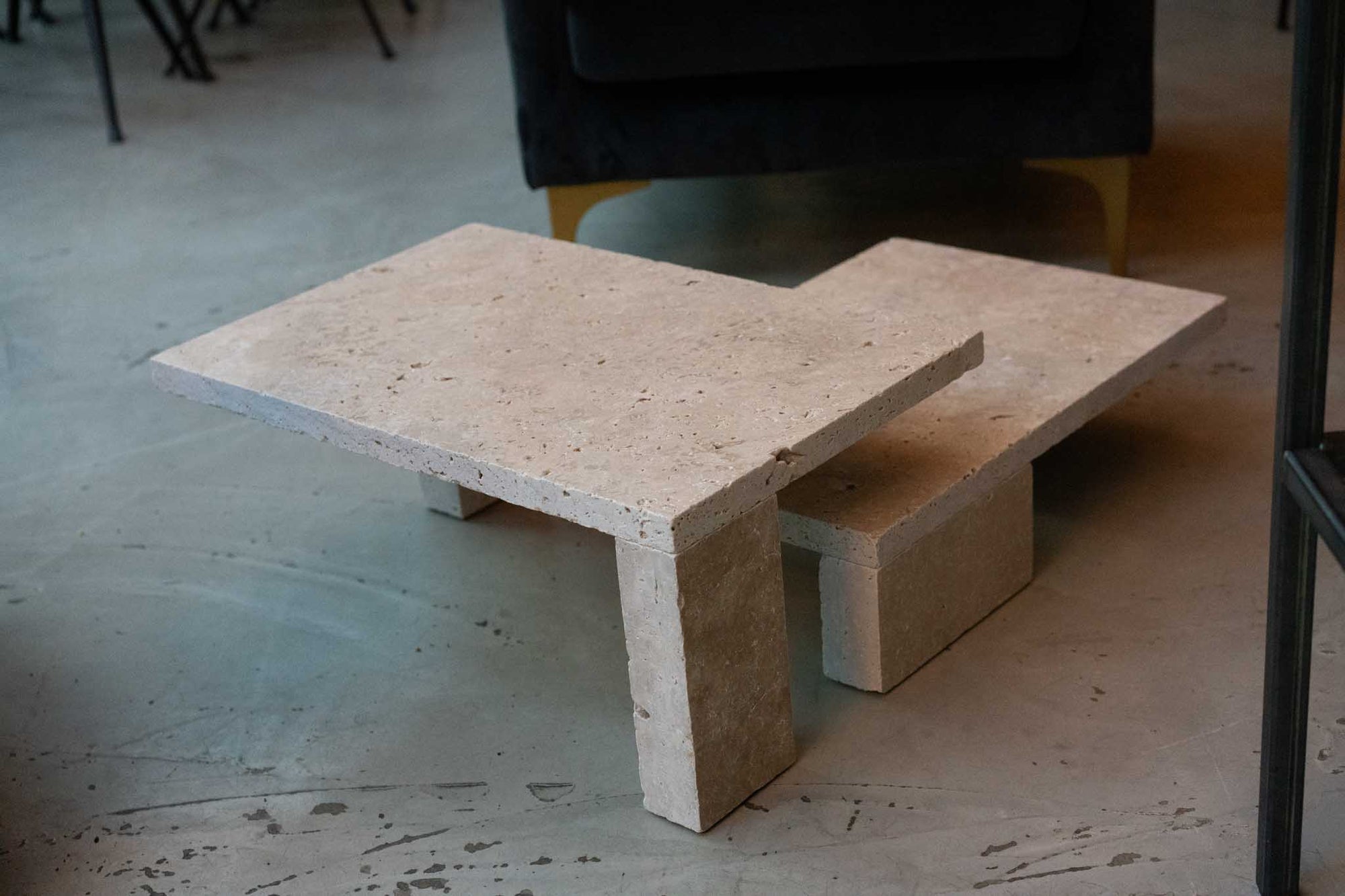 Sleek Couchtisch aus Travertin vor einem Sofa im Wohnzimmer